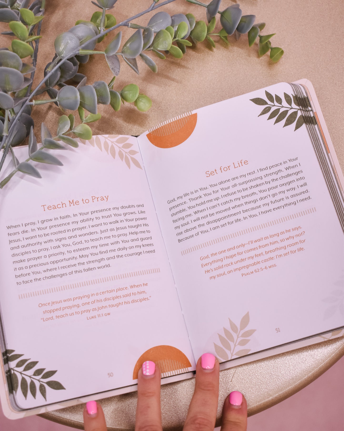 Pause And Pray: 180 Encouraging Devotional Prayers For Women
