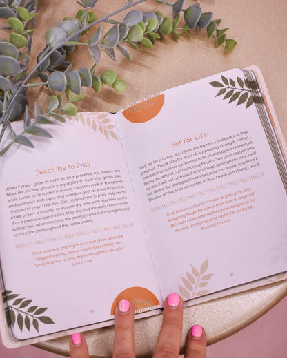 Pause And Pray: 180 Encouraging Devotional Prayers For Women