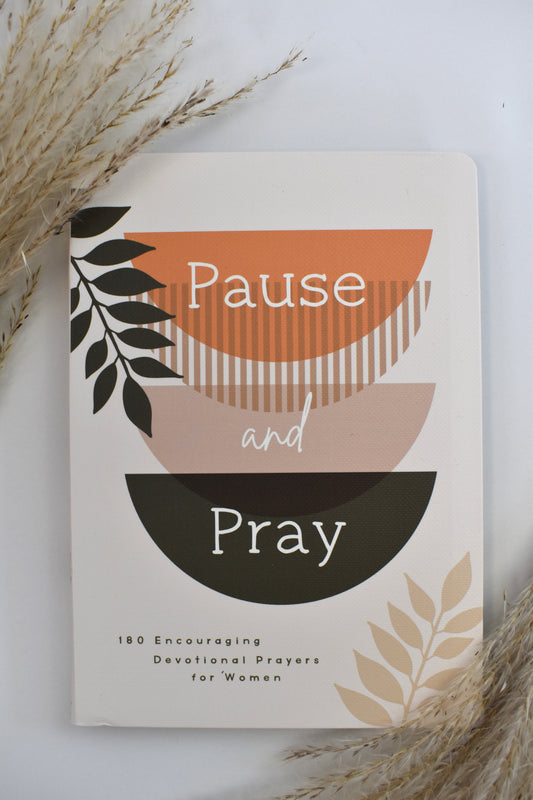 Pause And Pray: 180 Encouraging Devotional Prayers For Women