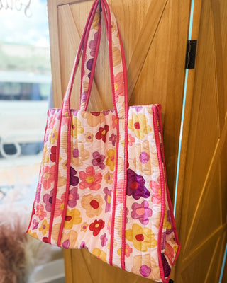 a pink daisy tote bag